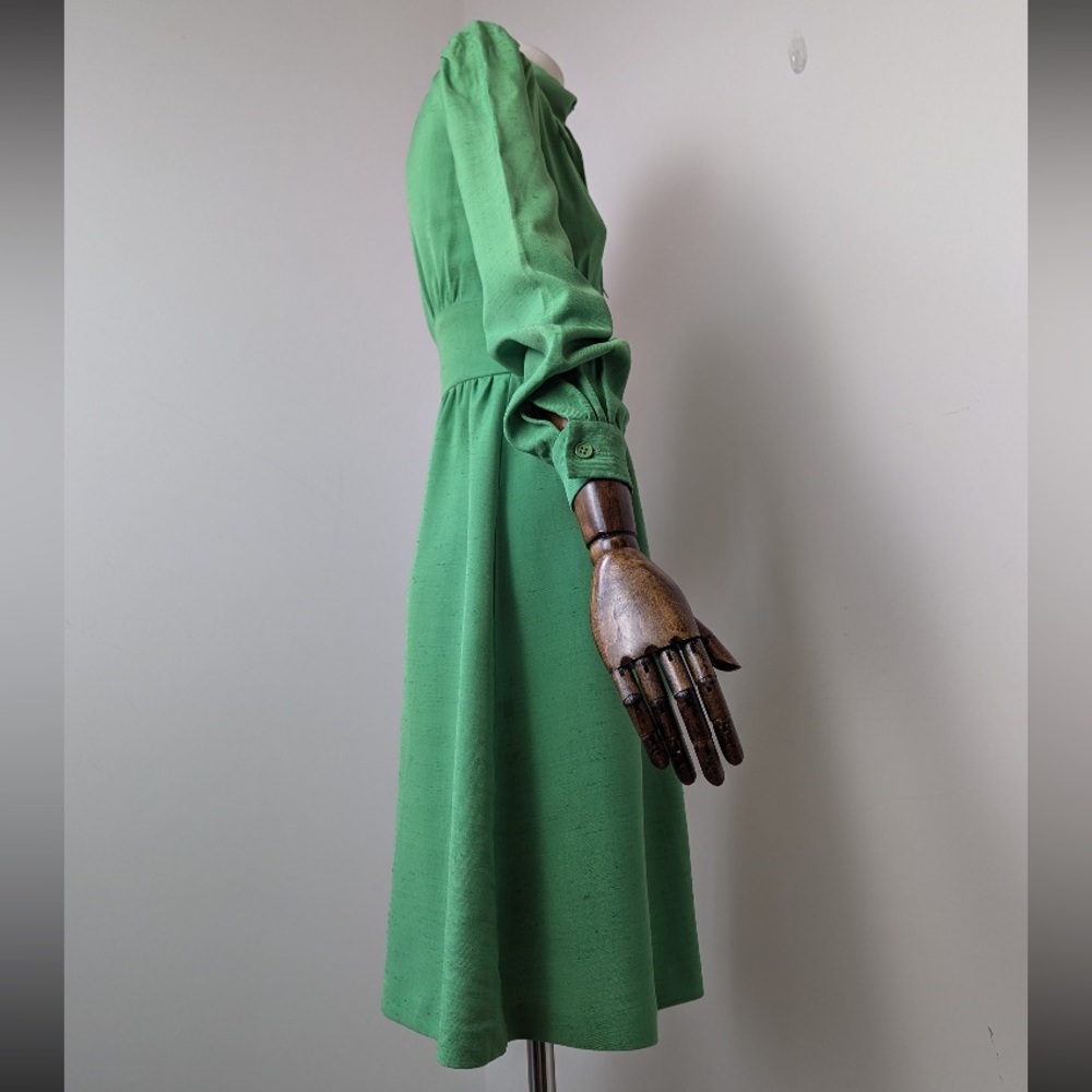 Pristine 1970s Wallis Dagger Collar Dress (a gorgeous green!) - Picture 4 of 9